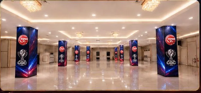 Hall dengan pole banner